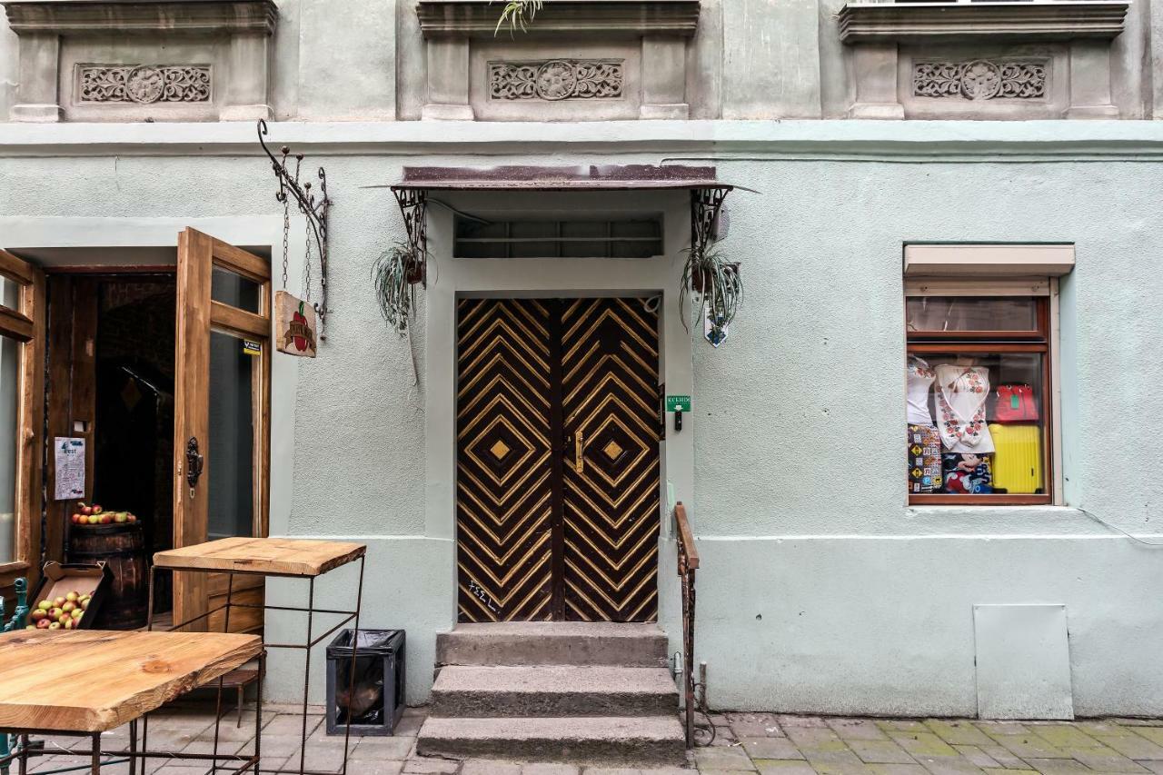 Central Apartments Rynok Lviv Bagian luar foto
